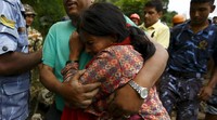 Warga tampak bersedih karena anggota keluarga mereka menjadi korban tewas. REUTERS/Navesh Chitrakar.