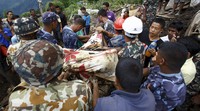 Korban tewas dievakuasi. REUTERS/Navesh Chitrakar.