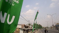 Bendera NU terpasang di Jalan Raya Mojoagung, Jombang. Eko Budianto/detikFoto.