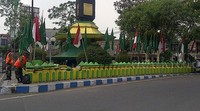 Bendera berwarna cokelat itu menyambut kedatangan para peserta Muktamar NU ke-33 yang melintas dari arah Surabaya. Eko Budianto/detikFoto.