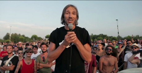 Merinding! 1,000 Rocker Italia Demo Foo Fighters