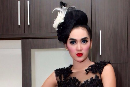 Buat Video Klip Baru, Hiara Cleopatra Pakai Rambut Emas 23 Karat