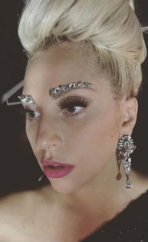 Tak Ingin Terlihat Cantik, Lady Gaga Sengaja Tampil dengan Alis Aneh
