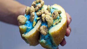 Panas-panas Begini Enaknya Makan Milky Bun, Donat Isi Es Krim!