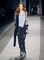 Lenggak-lenggok Alessandra Ambrosio di Kolumbia