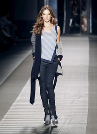 Setelah itu, model asal Brasil itu terlihat stylish lewat top asimetris dipadu skinny jeans serta heel boots abu-abu. REUTERS/Fredy Builes/detikFoto.