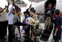Setelah bertemu pejabat pemerintah, Jolie dan Maddox langsung berpindah ke bagian Katchin yang menderita kemiskinan. REUTERS/Soe Zeya Tun/detikFoto.