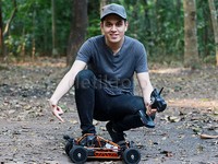 Kevin asyik memainkan RC Car-nya di sela-sela syuting.