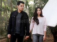 Keduanya tampak bergandengan tangan saat beradegan di depan kamera.