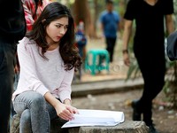 Mila tampak serius membaca naskahnya.