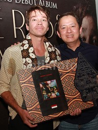 Perwakilan labelnya di Indonesia, Warner Music Indonesia memberikannya hadiah berupa bingkai album dan kain dengan desain batik. Pool/Gus Mun/detikFoto.