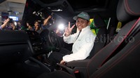 Wisnu Panatas lansung menjajal sedan tersebut.