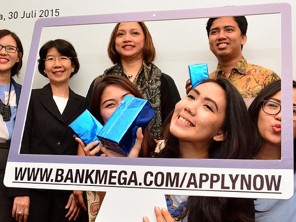 Penyerahan Hadiah Apply Online Kartu Kredit Bank Mega