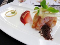Coffee dusted poached prawn yang disajikan bersama saus pomegranate dan dressing berupa wijen panggang. Nikmati dengan kopi monoarabica guatemala frappe yang rasa manisnya lebih dominan.