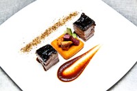 Coffee marinated beef short ribs dengan saus jalapeno dan carrot flan. Hidangan ini cocok disandingkan dengan kopi klasik asal Brazil yang memiliki rasa pahit dominan.