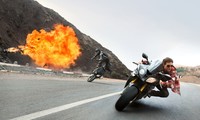 Tak hanya itu, adegan berbahaya lain seperti, kejar-kejaran dengan motor sport berkecepatan tinggi tanpa helm pun terlihat sangat menegangkan. (Dok Paramount Pictures)