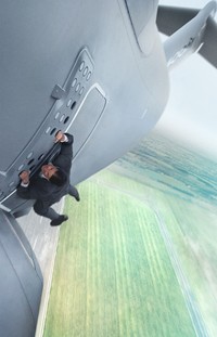 Ini adegan saat Tom Cruise bergelantungan di sisi pesawat. (Dok Paramount Pictures)
