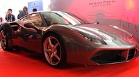 Desain Ferrari 488 GTB yang menonjolkan kesan sporty namun tetap mempertahankan garis-garis klasik halus dan murni yang merupakan ciri khas dari gaya legendaris Ferrari. Perpaduan halus antara bentuk dan fungsi terlihat jelas dalam setiap detailnya.