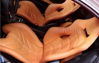 Kesan mewah khas mobil Ferrari terpancar ketika pengendaranya memasuki kabin. Dua kursi sporty juga dibuat nyaman oleh Ferrari. Ferrari juga menyediakan paket opsional tambahan berupa warna baru dengan daytona seat.