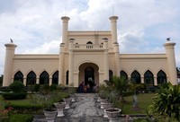 Istana Asserayah Hasyimiah atau Istana Matahari Timur. Ciri khas istana ini tampak dari warna kuning gading yang menempel di temboknya (Silvia/detikTravel)
