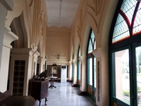 Terdiri dari dua lantai, dihubungkan dua tangga putar berbahan besi tempa dengan 36 anak tangga, buatan Belanda. Lantai bawah dibagi menjadi enam ruang, di antaranya ruang pertemuan, ruang makan, dan ruang menunggu tamu (Silvia/detikTravel)