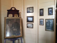 Di istana Asserayah Hasyimiah disimpan koleksi Kerajaan Siak, seperti arsip-arsip kerajaan, cinderamata dari berbagai negara. Termasuk juga di dalamnya foto kerabat Sultan (Silvia/detikTravel)