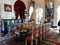 Ruang pertemuan dengan tempat lilin yang dibuat di Ceko. Lalu terdapat meja panjang dikelilingi kursi-kursi kayu. Cermin-cermin besar dipasang tinggi-tinggi di empat sisi dinding (Silvia/detikTravel)