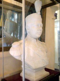 Patung pualam Sultan Syarif Hasyim yang terdapat di dalam istana. Patung berbobot 120 kilogram itu dibuat dari pualam dan matanya seakan-akan hidup (Silvia/detikTravel)