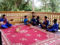 Pengunjung dapat menikmati nyanyian dan tarian dari Sanggar Zapin jika datang saat weekend (Silvia/detikTravel)