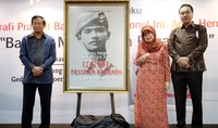 Dalam acara ini juga di hadiri Istri dari Kolonel Inf. Agus Hernoto beserta anaknya.
