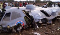 Sejumlah masyarakat melihat Puing dari pesawat CASA-235, Sabtu (1/8/2015). Colombian Air Force/Reuters/detikFoto.