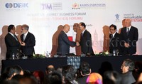 Hadir dalam pertemuan tersebut, Menteri Koordinator Ekonomi Sofyan Djalil, Ketua Umum Kadin Suryo Sulistio, Menteri Ekonomi Turki Nihat Zeibekci, Presiden DEiK Omer Cihad Vardan dan Menteri Perdagangan Rachmat Gobel.