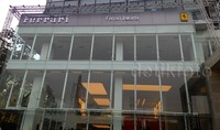 Tulisan Ferrari berukuran besar bisa dilihat di depan gedung showroom bertingkat ini.