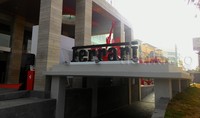 Showroom ini terdiri dari display area, service area dan work bay. Layanan lengkap berupa penjualan, servis dan suku cadang pun disediakan Ferrari Jakarta.