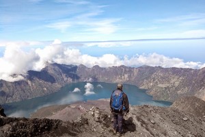 Memeluk Sekujur Tanah dan Pasir Rinjani