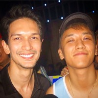 Tak hanya Dena, Dimas Beck juga tak ketinggalan berfoto bersama Seungri. (Instagram/Dimas Beck)
