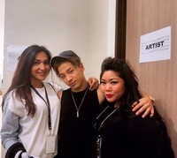 Dena juga mengabadikan momennya bersama Taeyang di backstage. (Instagram/Dena Rachman)