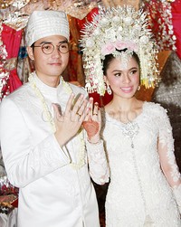 Gina dan sang suami memamerkan cincin pernikahan yang menghiasi jari manis mereka. Pool/Gus Mun/detikFoto.