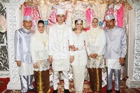 Kini keduanya telah resmi menjadi sepasang suami-istri. Pool/Gus Mun/detikFoto. 