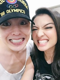 Raline selfie dengan G-Dragon. (Twitter/Raline Shah)