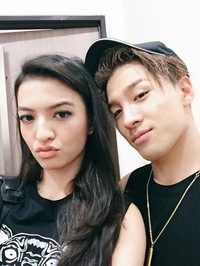 Pemeran film 'Surga yang Tak Dirindukan' itu juga berfoto bersama Taeyang. (Twitter/Raline Shah)