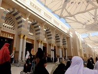Tiap payung didesain sangat modern namun menyatu apik dengan arsitektur Masjid Nabawi. Materialnya didesain khusus untuk menangkal sinar matahari. Ini untuk menghindari para jamaah dari teriknya matahari Arab Saudi, yang tak jarang mencapai 45 derajat Celcius (Sastri/detikTravel)