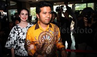 Arumi dan suami tiba di KPK, Jl HR Rasuna Said, Jakarta Selatan, Senin (3/8/2015) sekitar pukul 16.30 WIB.     