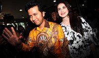Emil menyatakan, dia dan Arumi datang untuk melaporkan harta kekayaan ke KPK sebagai salah satu syarat maju sebagai bakal calon Bupati Trenggalek.