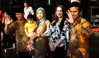 Selain didampingi Arumi, Emil datang ke KPK bersama sang bakal calon wakil bupati yang akan mendampinginya Muhammad Nur Arifin.