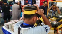 Songkok khas Bugis-Makassar laris dibeli oleh peserta muktamar dari luar Sulawesi.