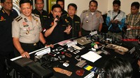 Selain paket sabu, polisi juga mengamankan empat pucuk senjata api ilegal.