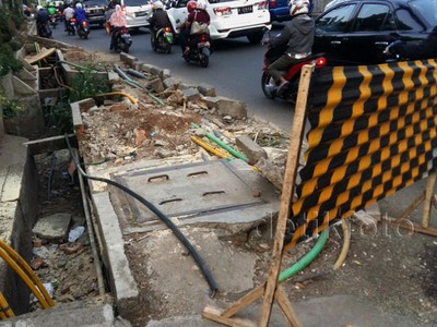 Trotoar di Depan Mal Citos Mangkrak