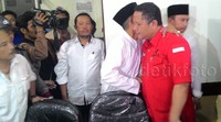 Sebelum naik ke lantai 3 tempat pendaftaran, keduanya sempat bertemu dengan Ketua DPC PDIP Whisnu Sakti Buana yang juga calon wakil walikota dalam Pilkada Surabaya.