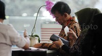 Gatot mengisi buku tamu KPK.